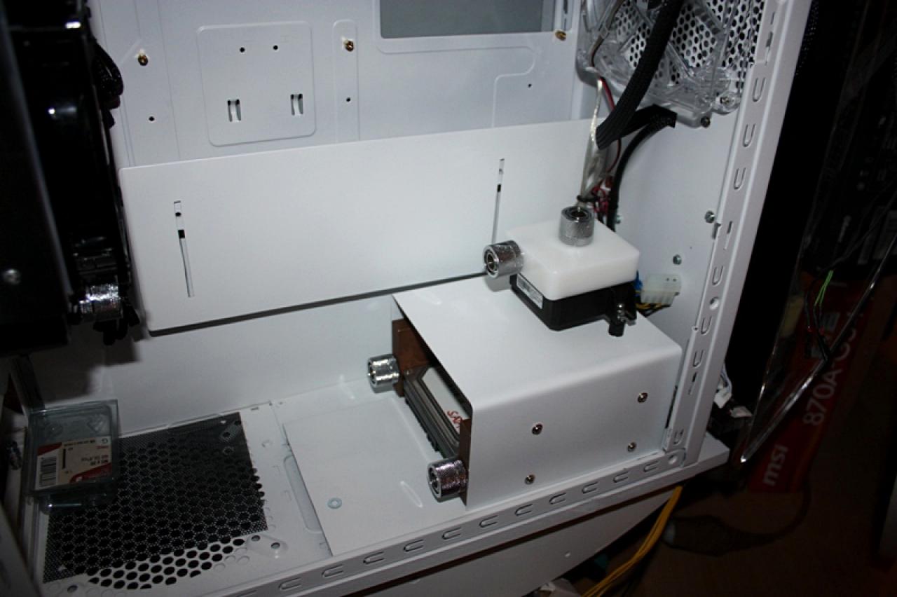 [11/02/2011] Ausnahme-Casemod Candela: Acrylglas trifft LED-Wahnsinn trifft Kunstleder (108)