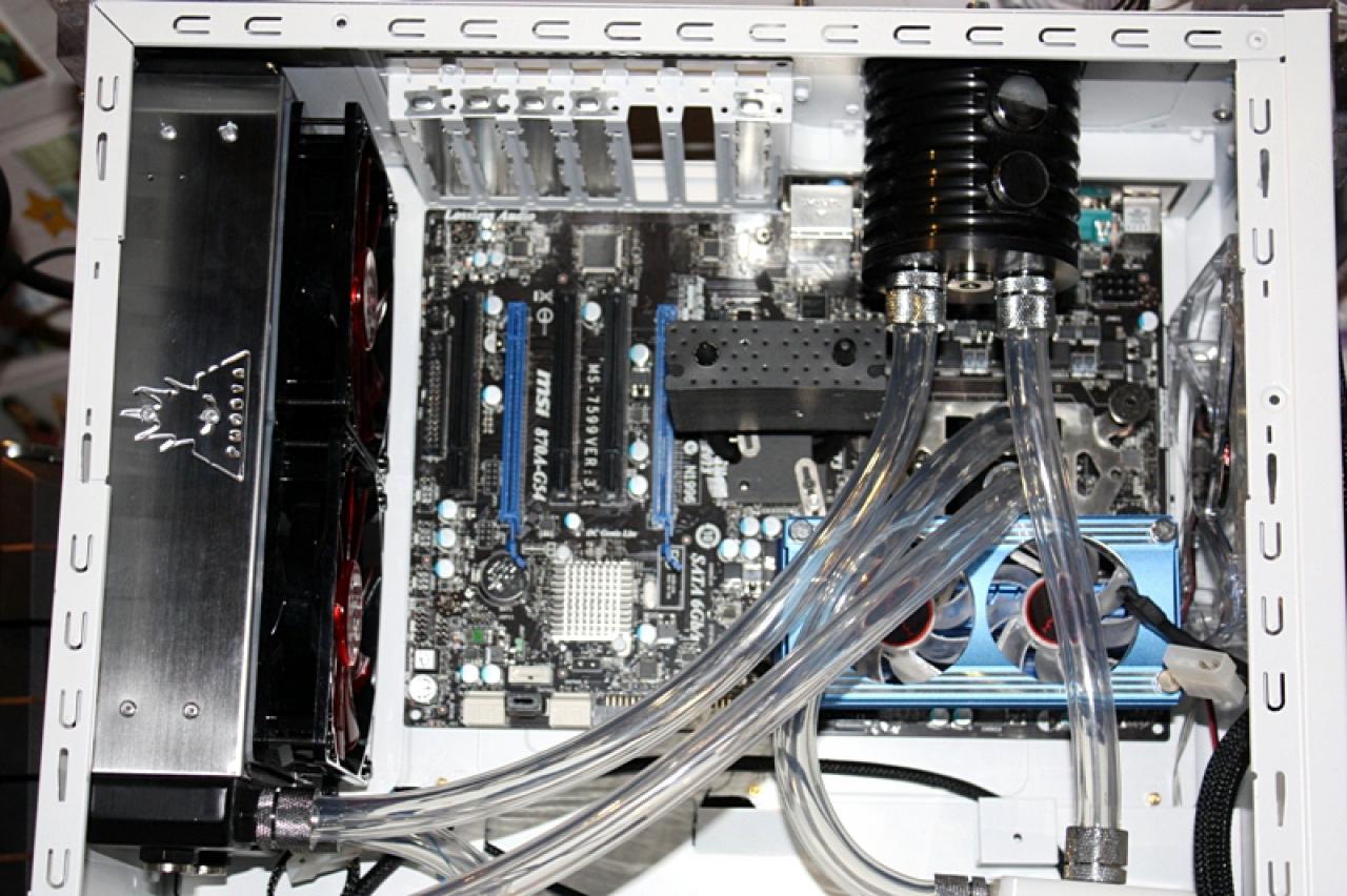 [11/02/2011] Ausnahme-Casemod Candela: Acrylglas trifft LED-Wahnsinn trifft Kunstleder (109)