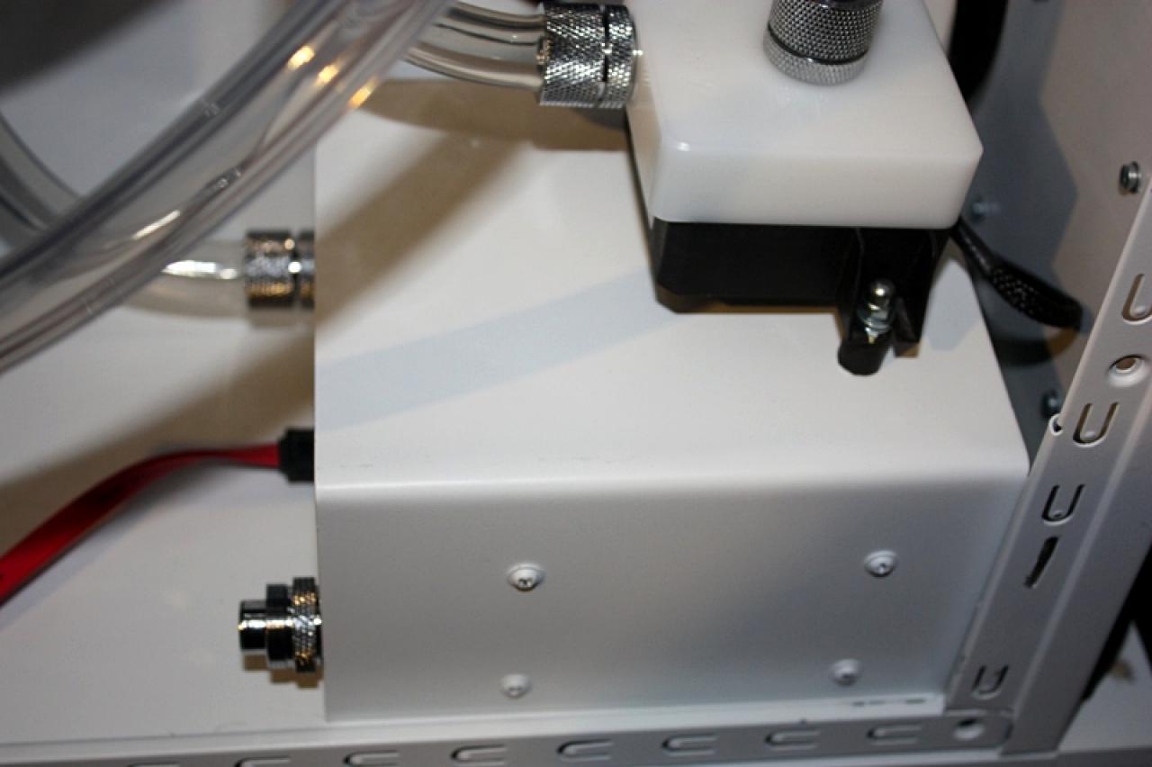 [11/02/2011] Ausnahme-Casemod Candela: Acrylglas trifft LED-Wahnsinn trifft Kunstleder (110)