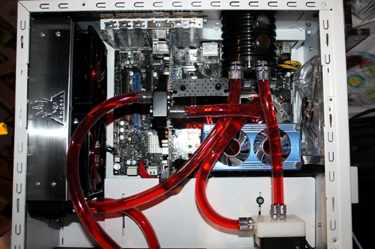 [11/02/2011] Ausnahme-Casemod Candela: Acrylglas trifft LED-Wahnsinn trifft Kunstleder (111)