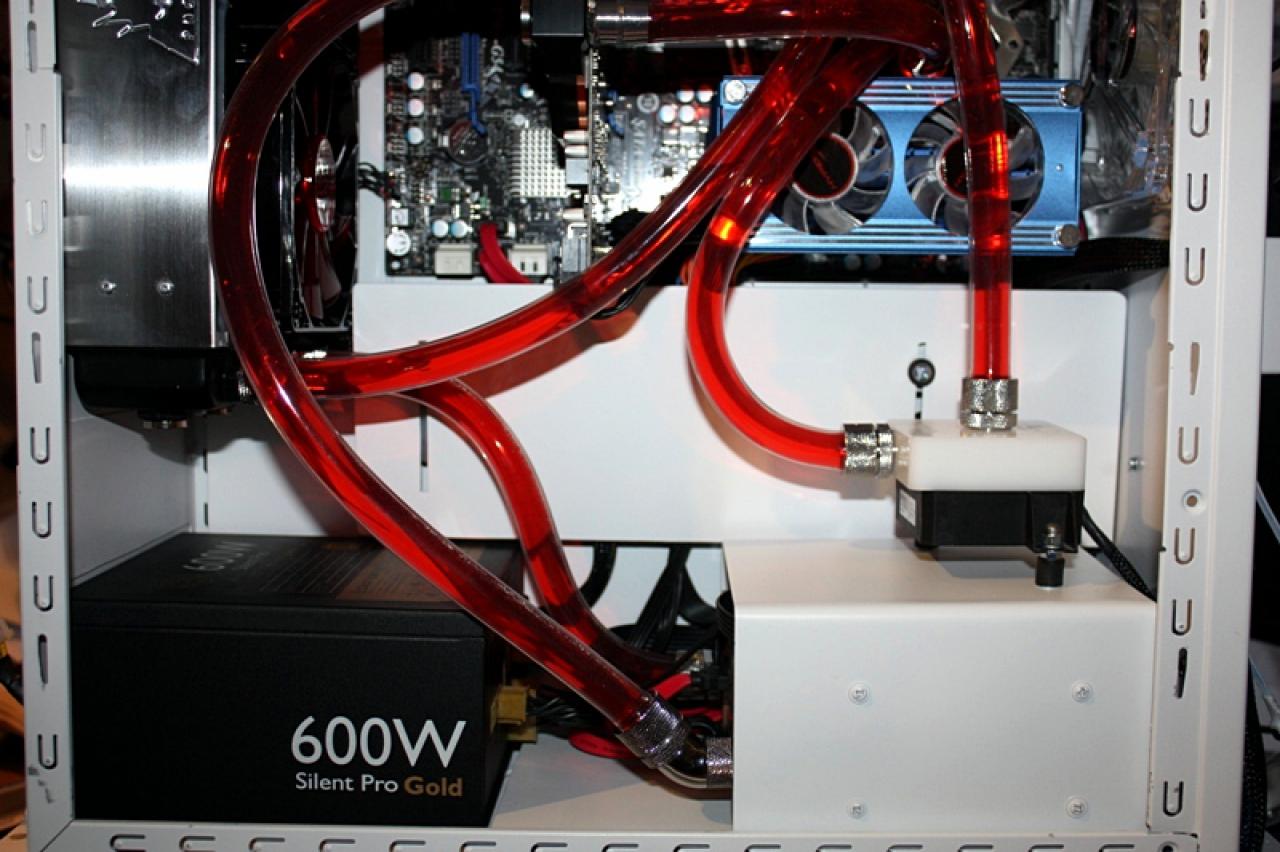 [11/02/2011] Ausnahme-Casemod Candela: Acrylglas trifft LED-Wahnsinn trifft Kunstleder (112)