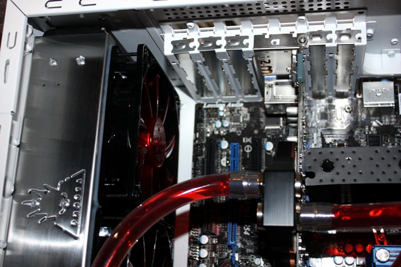 [11/02/2011] Ausnahme-Casemod Candela: Acrylglas trifft LED-Wahnsinn trifft Kunstleder (113)