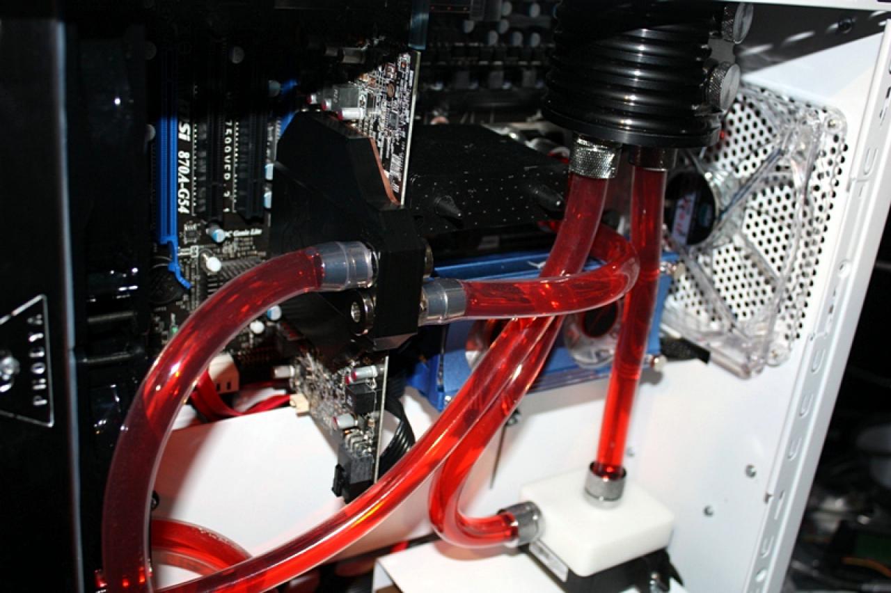 [11/02/2011] Ausnahme-Casemod Candela: Acrylglas trifft LED-Wahnsinn trifft Kunstleder (114)