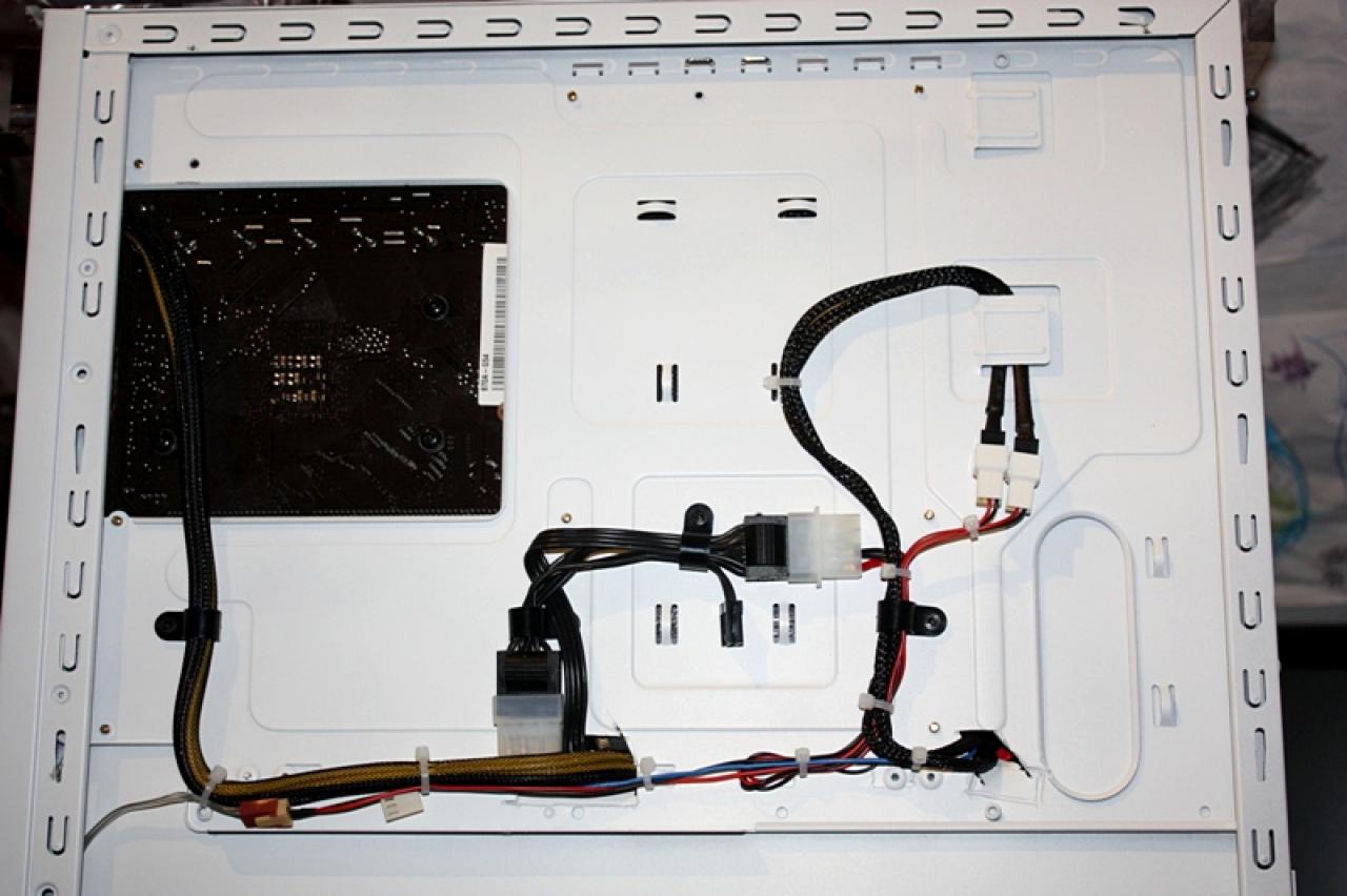 [11/02/2011] Ausnahme-Casemod Candela: Acrylglas trifft LED-Wahnsinn trifft Kunstleder (115)