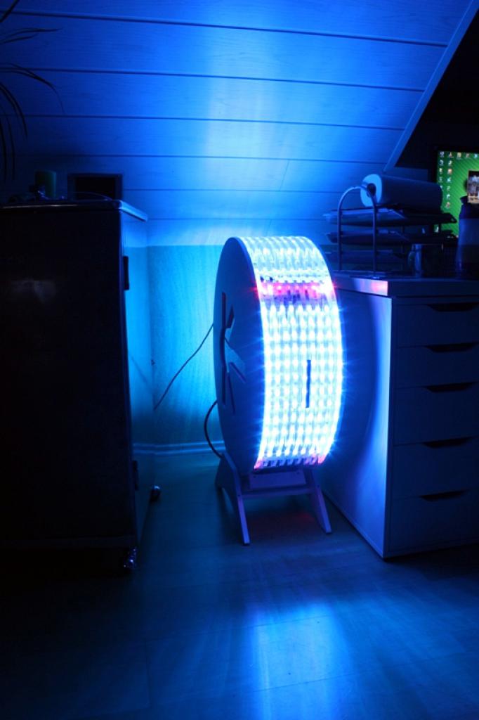 [11/02/2011] Ausnahme-Casemod Candela: Acrylglas trifft LED-Wahnsinn trifft Kunstleder (128)
