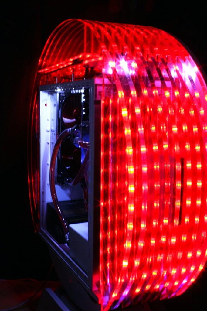 [11/02/2011] Ausnahme-Casemod Candela: Acrylglas trifft LED-Wahnsinn trifft Kunstleder (139)