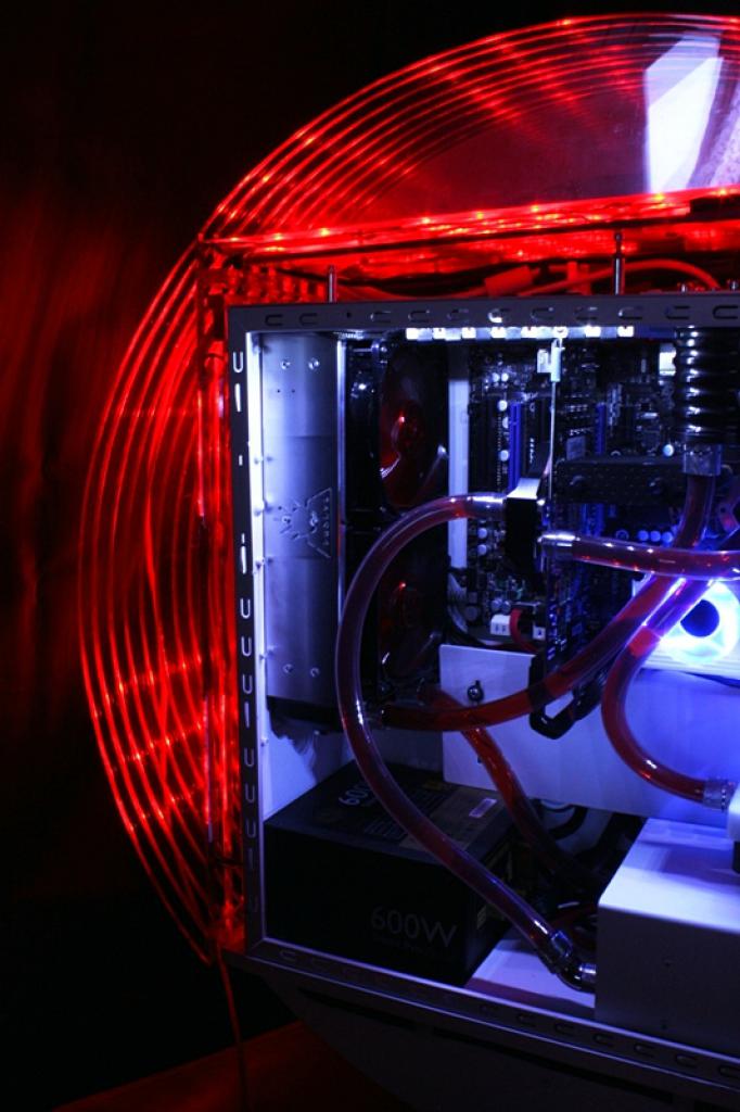 [11/02/2011] Ausnahme-Casemod Candela: Acrylglas trifft LED-Wahnsinn trifft Kunstleder (144)