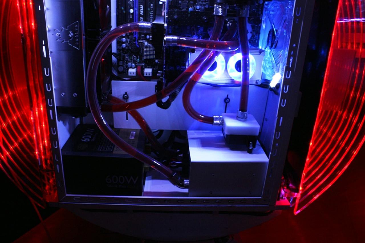 [11/02/2011] Ausnahme-Casemod Candela: Acrylglas trifft LED-Wahnsinn trifft Kunstleder (146)
