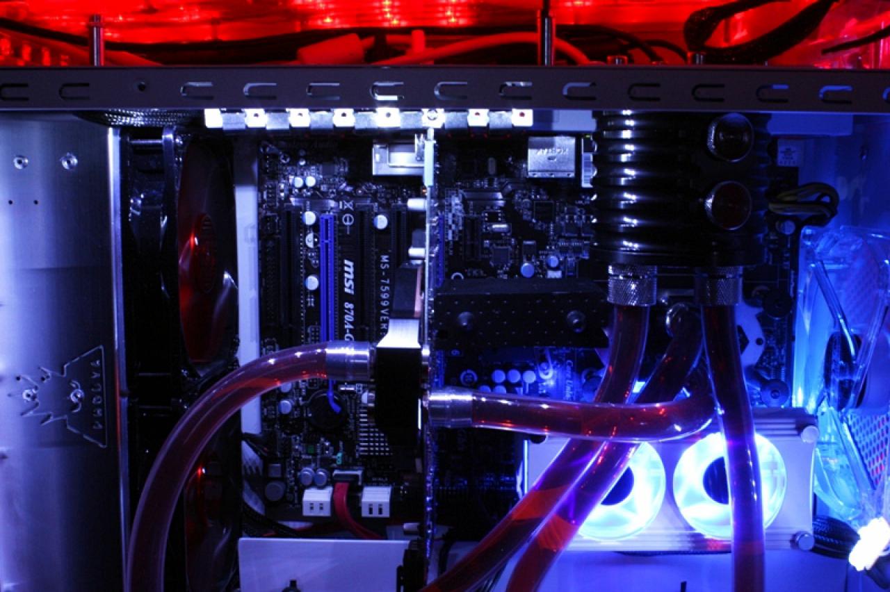 [11/02/2011] Ausnahme-Casemod Candela: Acrylglas trifft LED-Wahnsinn trifft Kunstleder (148)