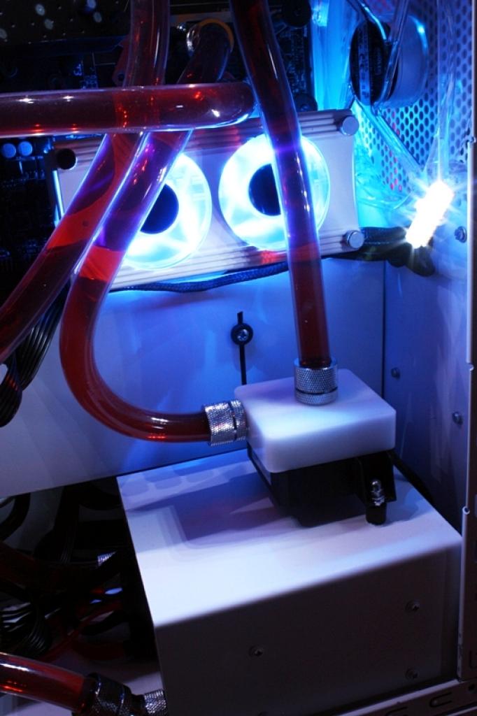 [11/02/2011] Ausnahme-Casemod Candela: Acrylglas trifft LED-Wahnsinn trifft Kunstleder (149)