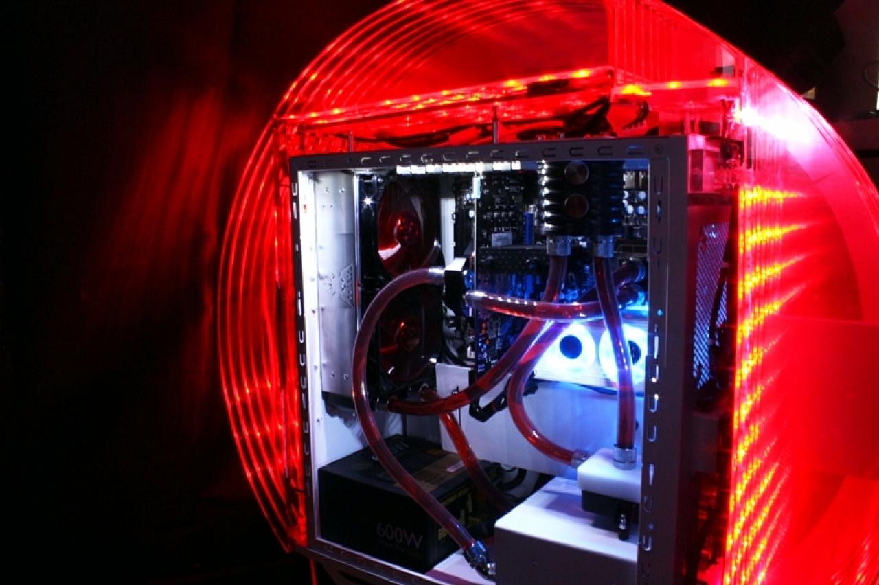 [11/02/2011] Ausnahme-Casemod Candela: Acrylglas trifft LED-Wahnsinn trifft Kunstleder (151)