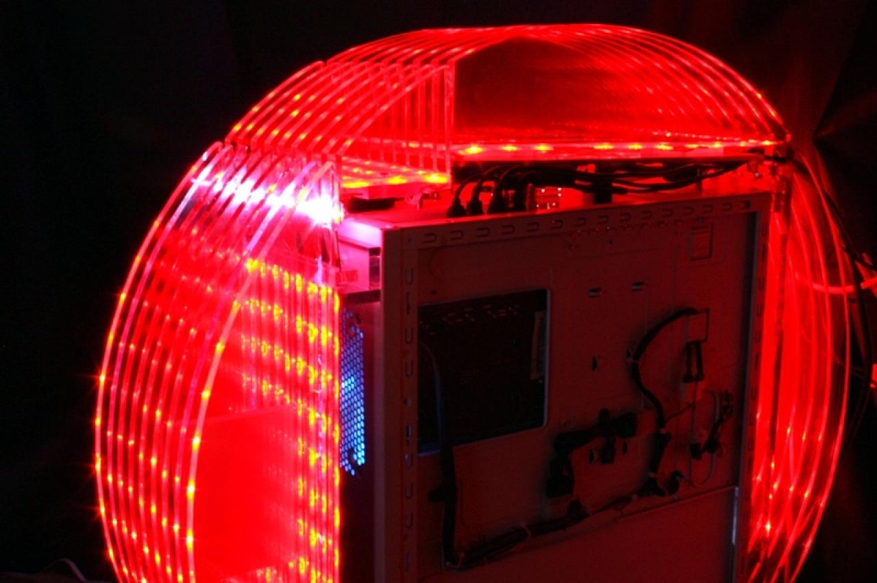 [11/02/2011] Ausnahme-Casemod Candela: Acrylglas trifft LED-Wahnsinn trifft Kunstleder (153)