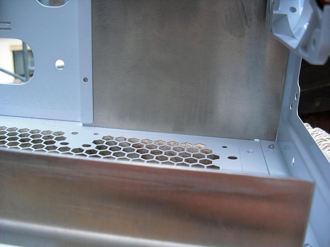 [04/02/2011] Überraschungs-Casemod für die Schwester: Weiß trifft Chrom trifft Rosa (8)