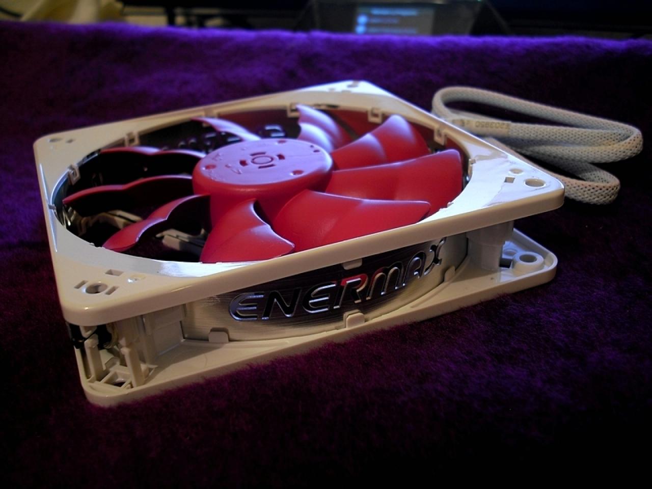 [04/02/2011] Überraschungs-Casemod für die Schwester: Weiß trifft Chrom trifft Rosa (15)