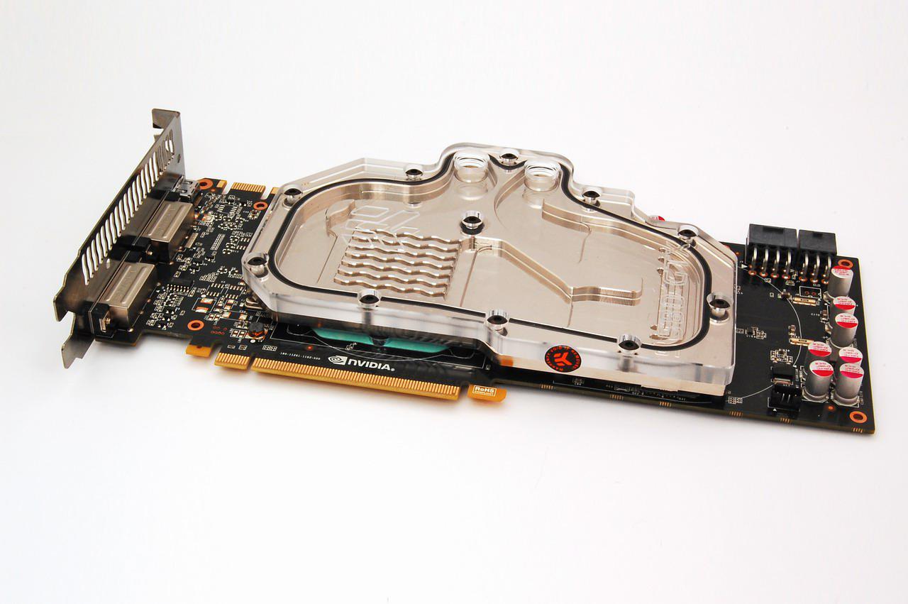 [09/03/2011] Das bekannte Design von EK Waterblocks mit massivem Wellenmuster über der GPU hat ausgedient. (2)