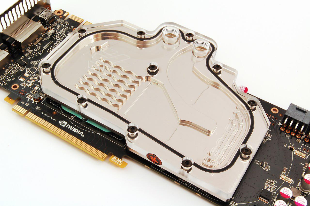 [09/03/2011] Das bekannte Design von EK Waterblocks mit massivem Wellenmuster über der GPU hat ausgedient. (3)