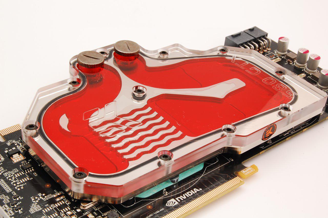 [09/03/2011] Das bekannte Design von EK Waterblocks mit massivem Wellenmuster über der GPU hat ausgedient. (1)