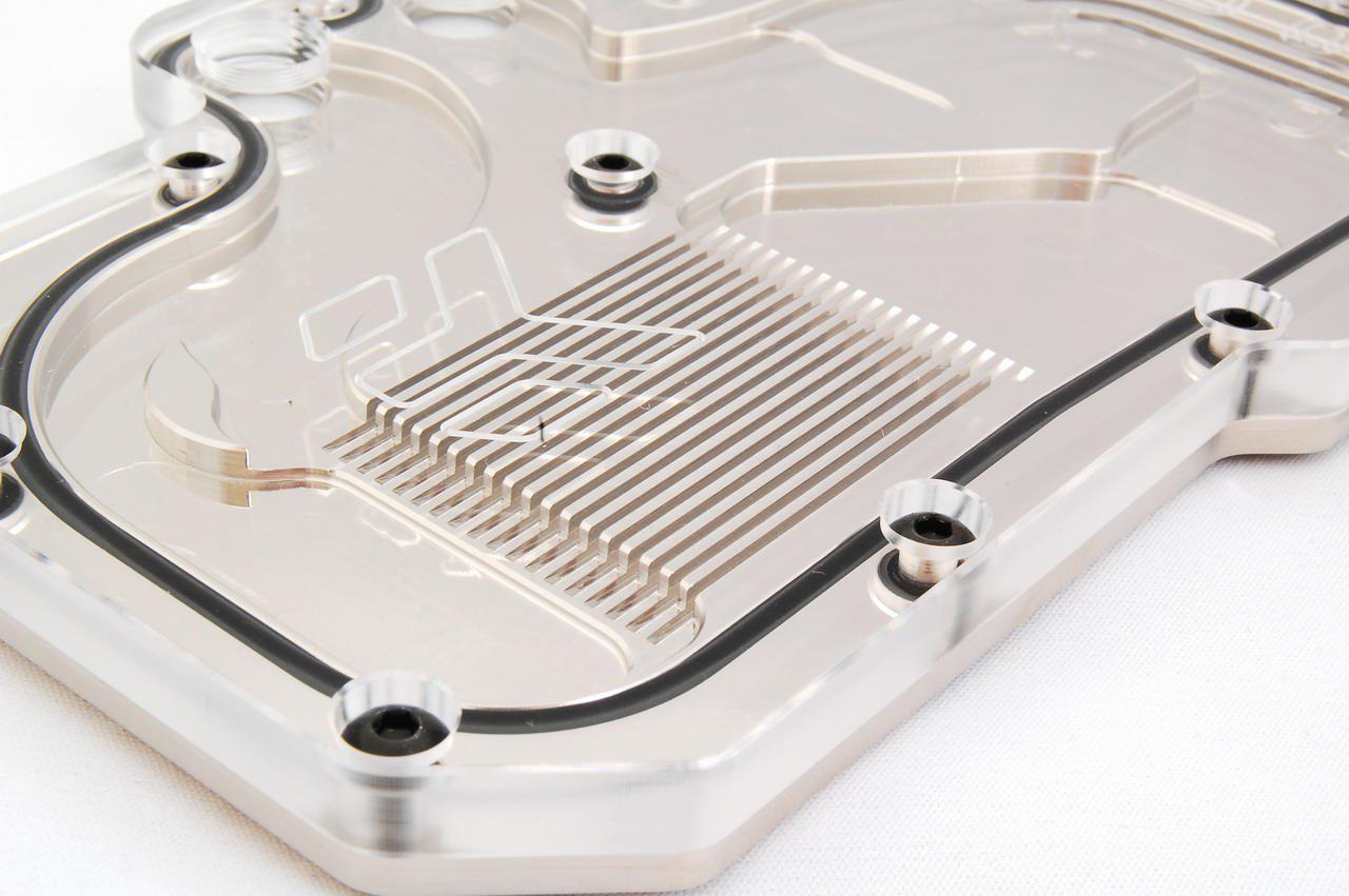 [09/03/2011] Das bekannte Design von EK Waterblocks mit massivem Wellenmuster über der GPU hat ausgedient. (4)