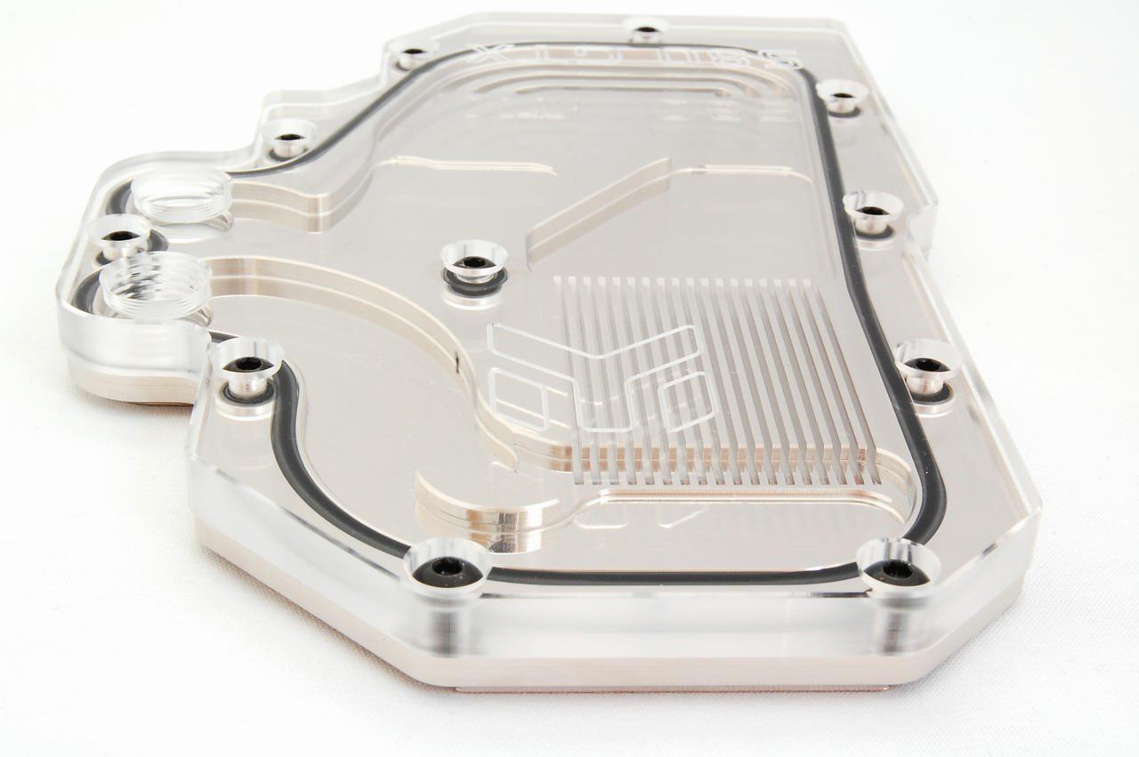 [09/03/2011] Das bekannte Design von EK Waterblocks mit massivem Wellenmuster über der GPU hat ausgedient. (5)