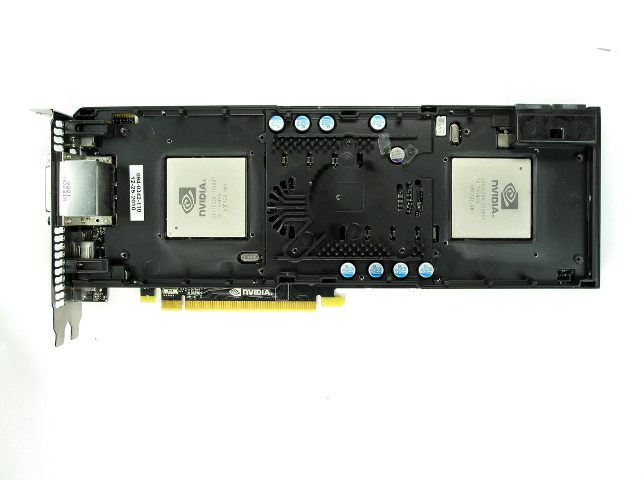 [23/03/2011] Nvidia Geforce GTX 590 #2: Die Chips sind um 90 Grad gedreht; auf der Platine sitzt eine Metallplatte, die alle wichtigen Teile bedeckt und deren Wärme abführt.