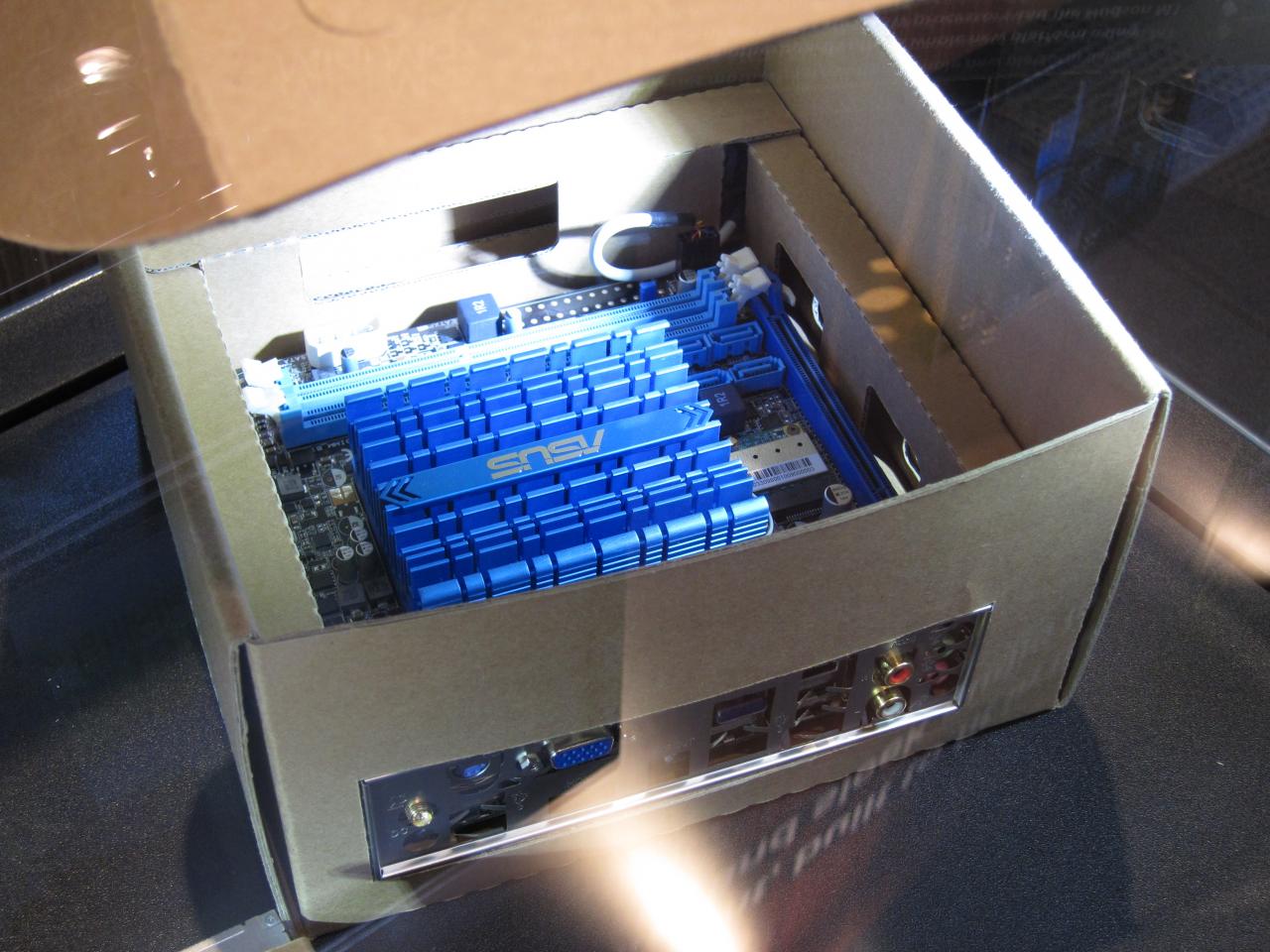 [03/03/2011] Cebit 2011: Asus zeigt Mainboard-Karton der als PC-Gehäuse genutzt werden kann