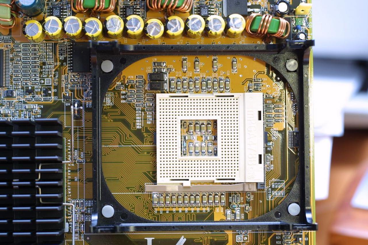 [06/03/2011] Der Sockel 478 fiel deutlich kleiner aus, als der Sockel 423. Das stabile Retention Modul wurde unter anderem von Thermalright auf den Sockel 775 und AMD-Plattformen übertragen.