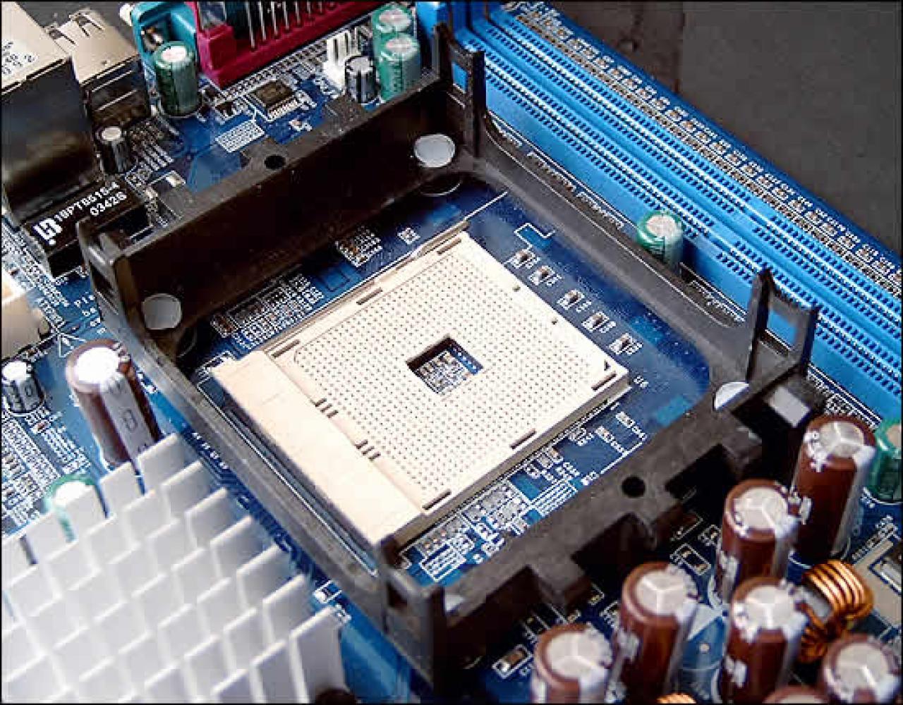 [15/03/2011] Als Basis für Oberklasse-CPUs wurde der Sockel 754 genauso schnell wieder aufgegeben, wie der Sockel 940, doch als Unterbau in der Einsteigerklasse fand er noch lange Verwendung. Das hier Retentionmodul des hier gezeigten ASRock K8S8X entspricht nicht dem Standard und bietet zusätzliche Befestingungslaschen für Sockel 478 Kühler.