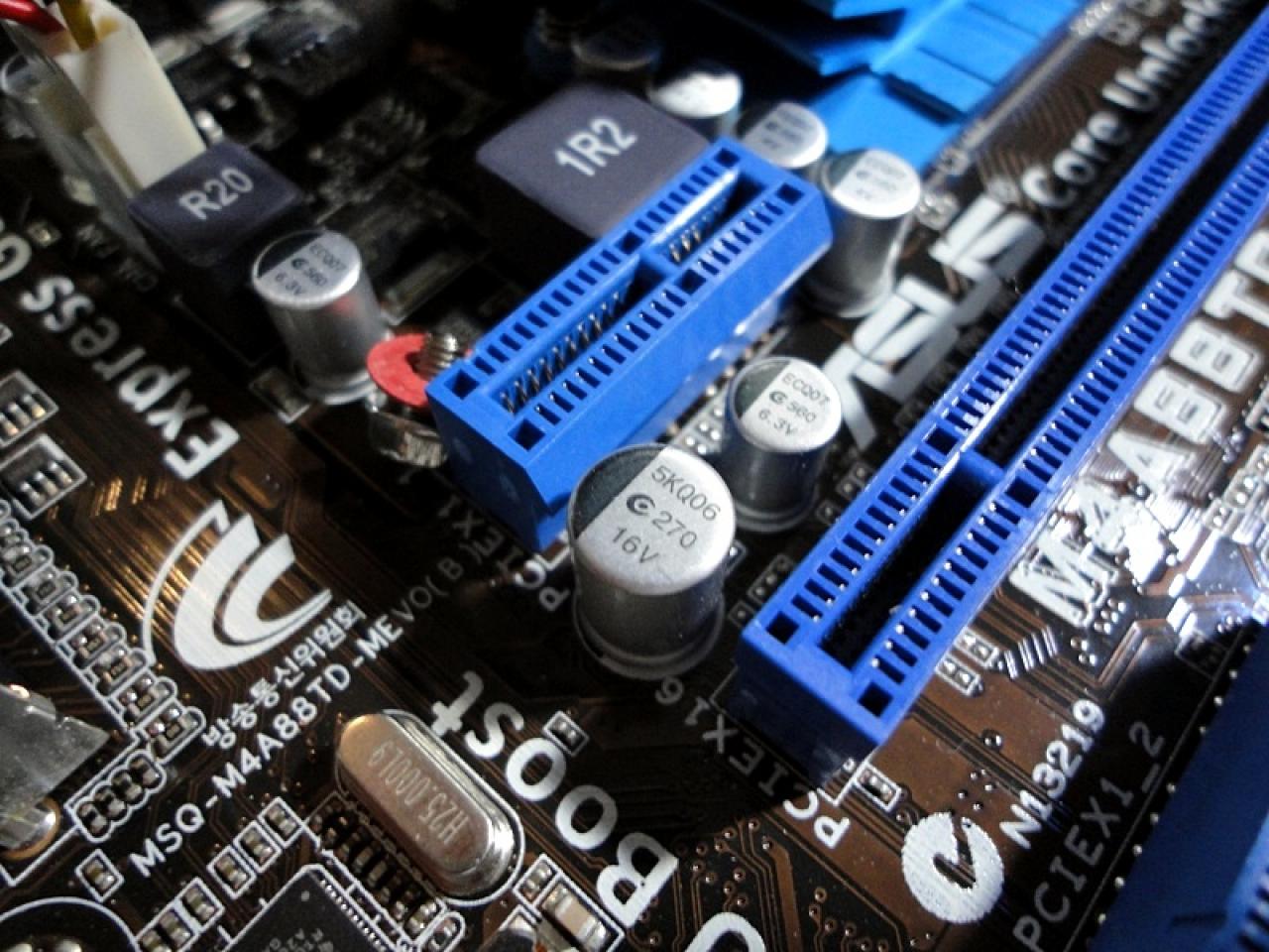 [08/03/2011] Das Schwarze mit der blonden Seele: kontrastreiches PC-Gehäuse im Eigenbau (23)