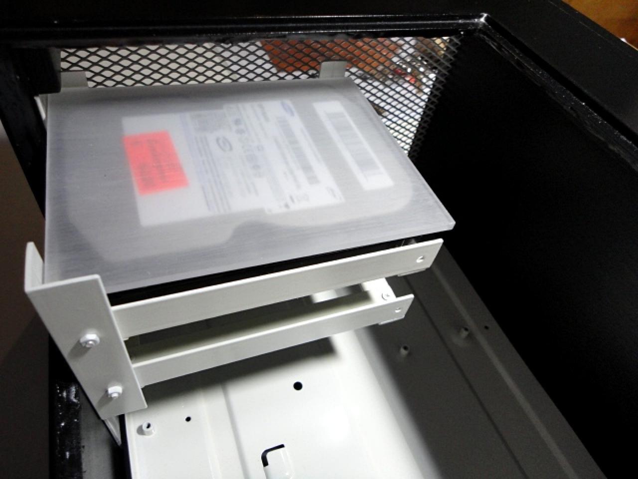 [08/03/2011] Das Schwarze mit der blonden Seele: kontrastreiches PC-Gehäuse im Eigenbau (73)