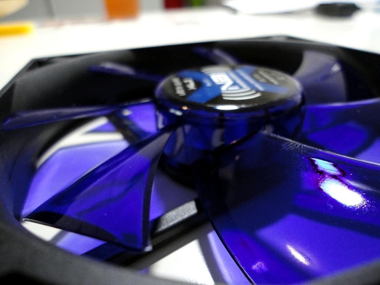 [08/03/2011] Das Schwarze mit der blonden Seele: kontrastreiches PC-Gehäuse im Eigenbau (91)