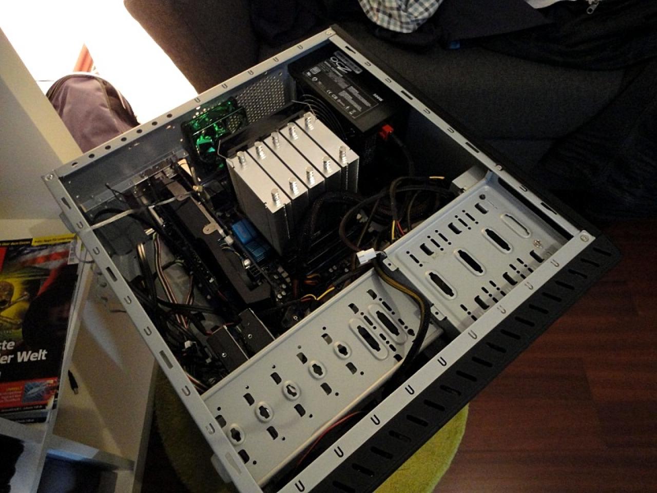 [08/03/2011] Das Schwarze mit der blonden Seele: kontrastreiches PC-Gehäuse im Eigenbau (93)