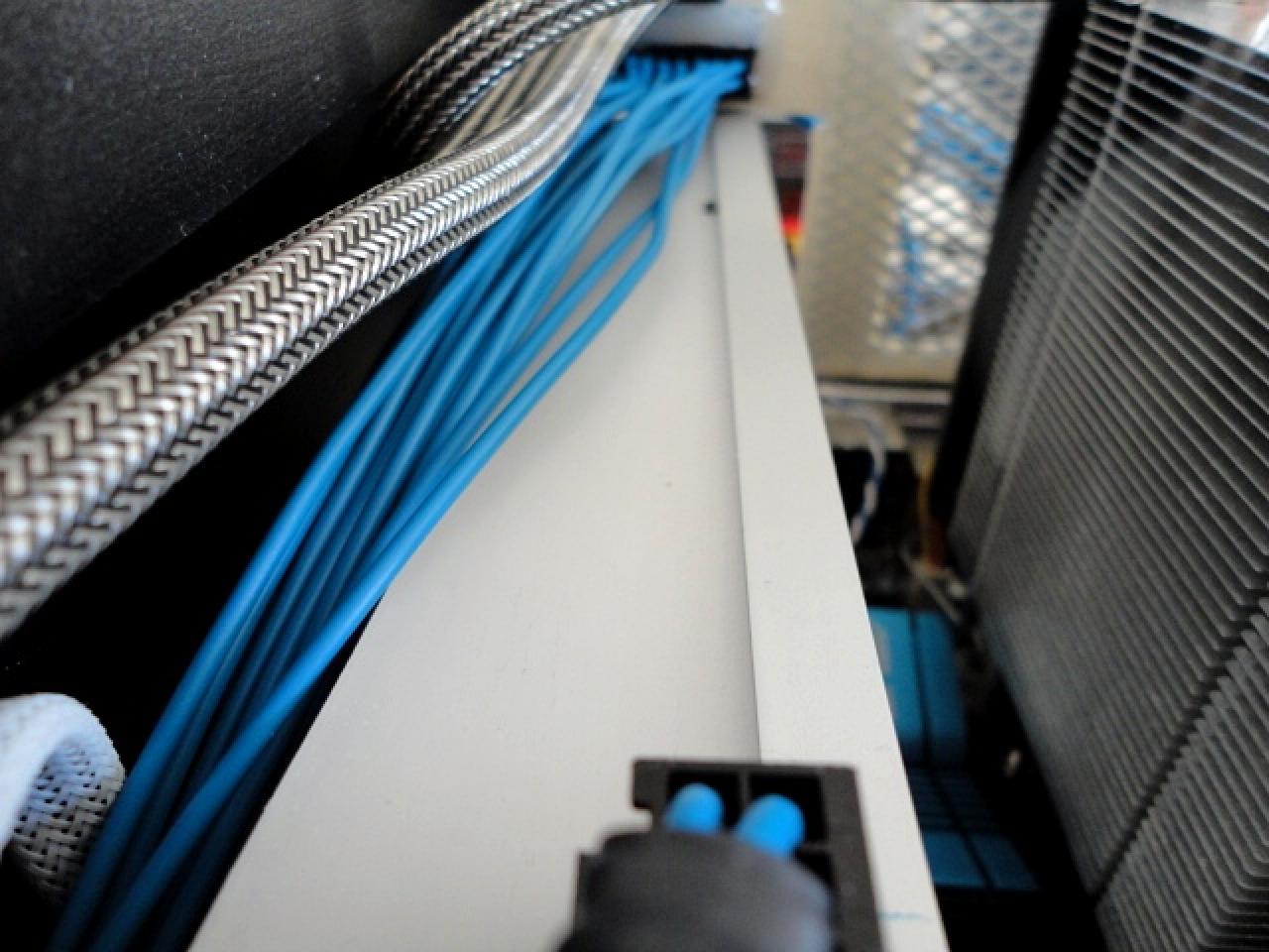 [08/03/2011] Das Schwarze mit der blonden Seele: kontrastreiches PC-Gehäuse im Eigenbau (111)