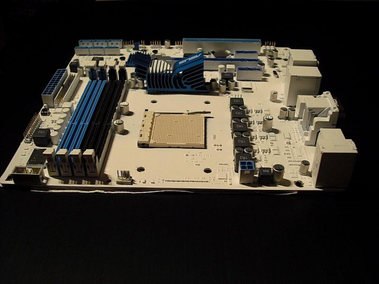 [11/03/2011] Überraschungs-Casemod für die Schwester - Update mit lila Plüsch und Spiegelfolie (15)