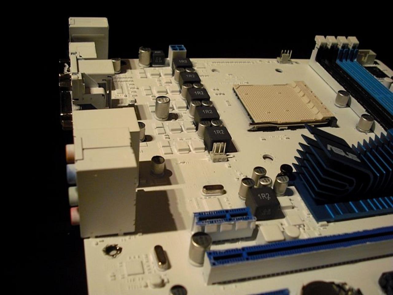 [11/03/2011] Überraschungs-Casemod für die Schwester - Update mit lila Plüsch und Spiegelfolie (17)