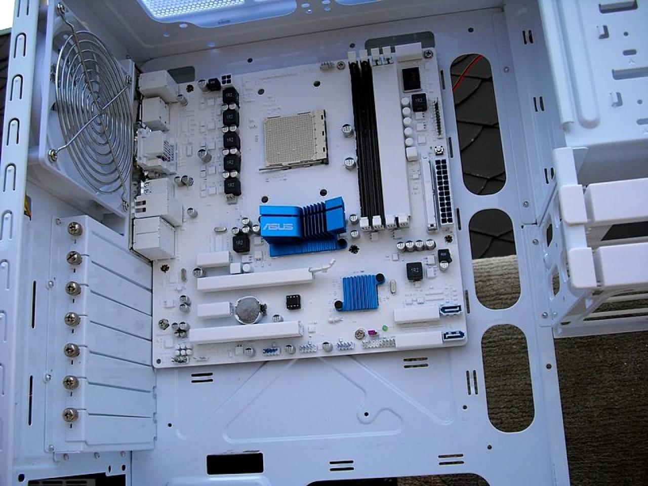 [11/03/2011] Überraschungs-Casemod für die Schwester - Update mit lila Plüsch und Spiegelfolie (21)