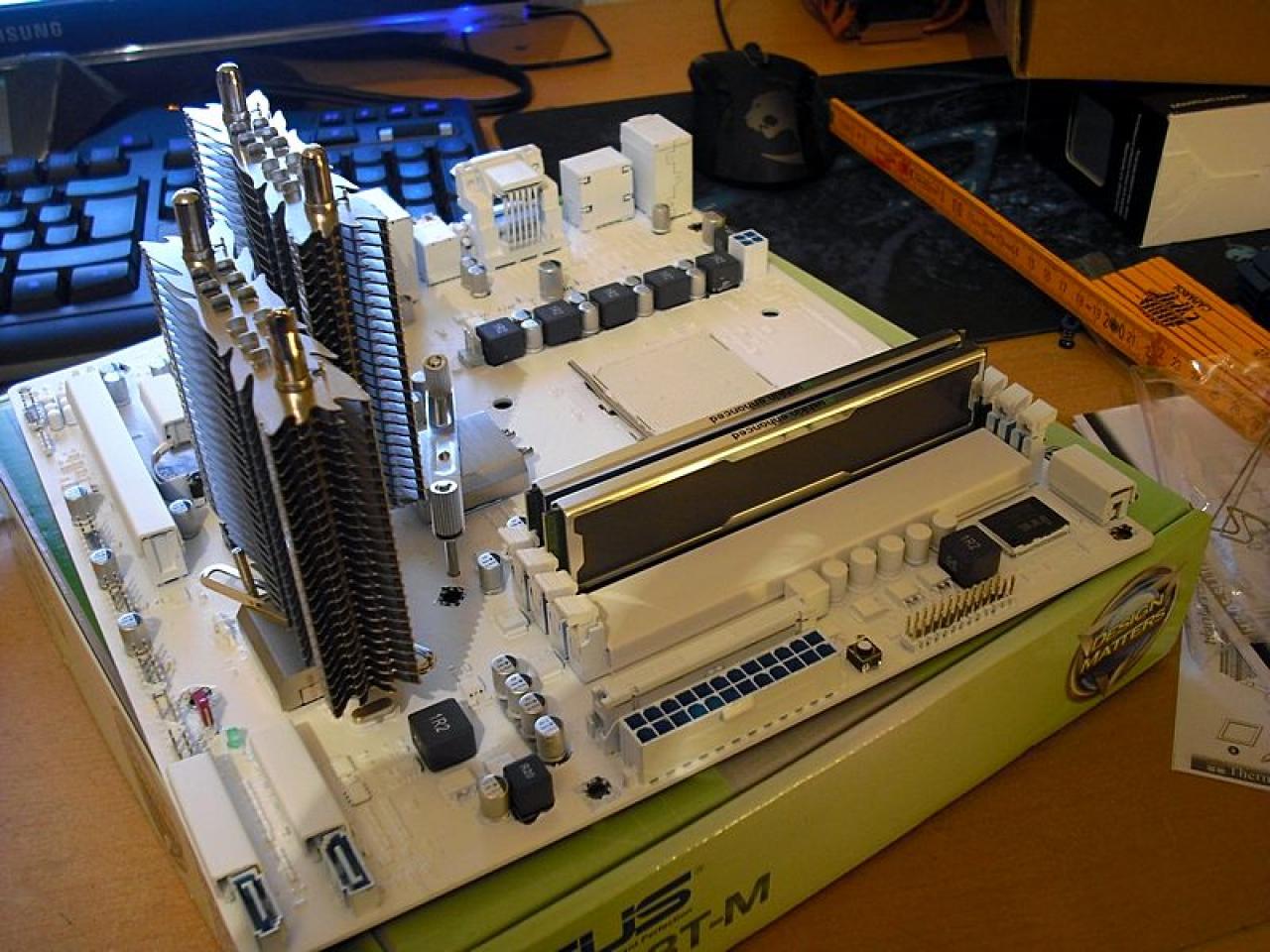 [11/03/2011] Überraschungs-Casemod für die Schwester - Update mit lila Plüsch und Spiegelfolie (28)