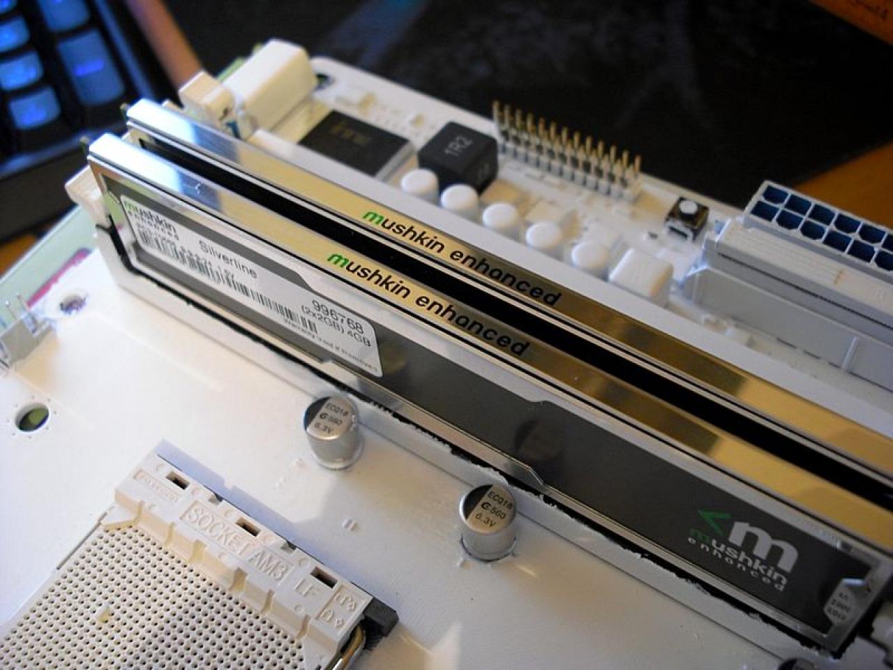 [11/03/2011] Überraschungs-Casemod für die Schwester - Update mit lila Plüsch und Spiegelfolie (29)