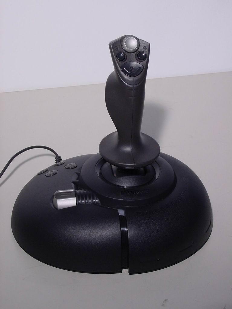 [21/04/2011] Microsoft versucht Mitte der Neunziger den Joystick am Leben zu halten und erfindet Force Feedback. Gebracht hat es leider nichts, denn die passenden Spiele werden auch immer weniger und heute fristen sie ein Schattendasein bei den Flug-Sims.