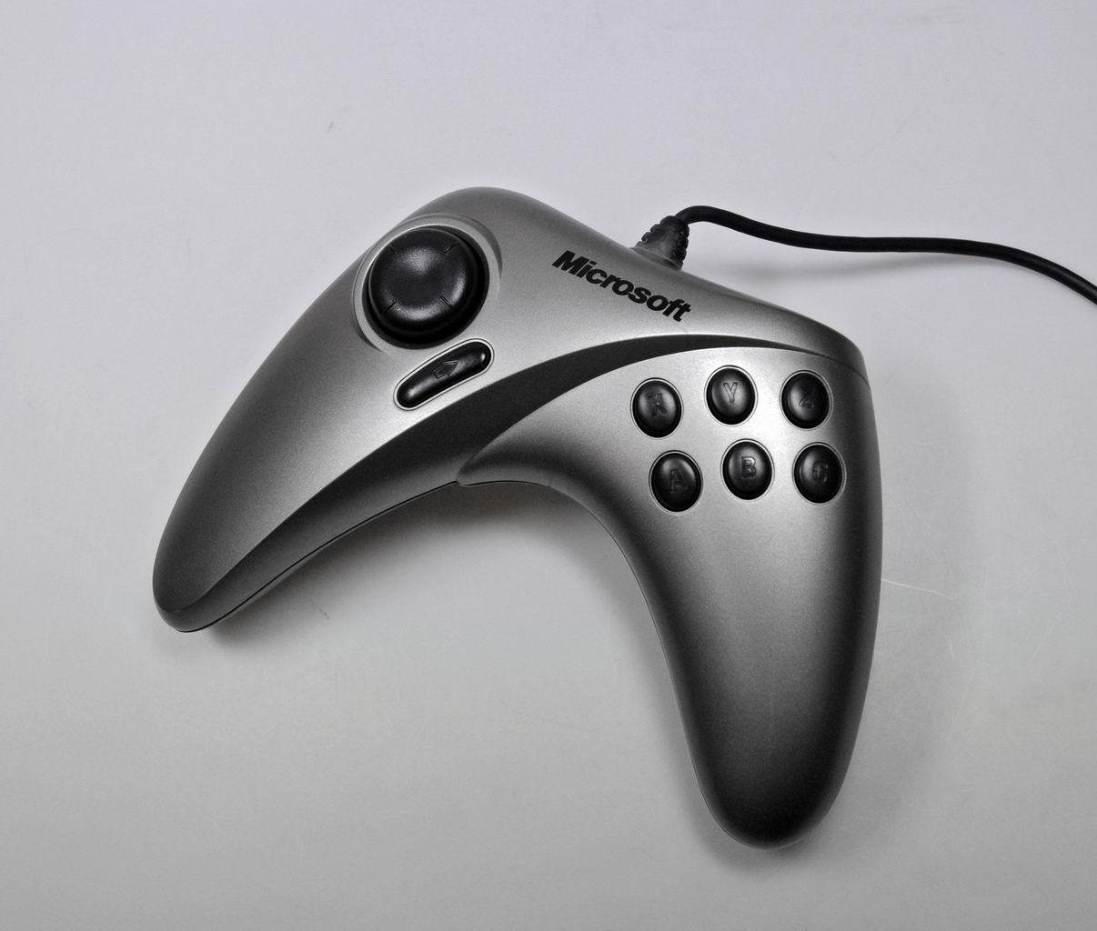 [21/04/2011] USB-kompatibel: das Sidewinder Gamepad Pro