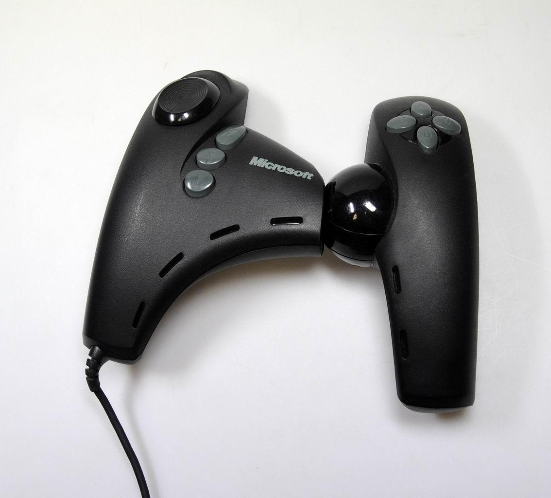 [21/04/2011] Abgedreht und einzigartig: Das Siderwinder Dual Strike Gamepad. Sofern man sich an die höchst gewöhnungsbedürftige Bedienung gewöhnt hat, war das noch kein Erfolgsgarant.