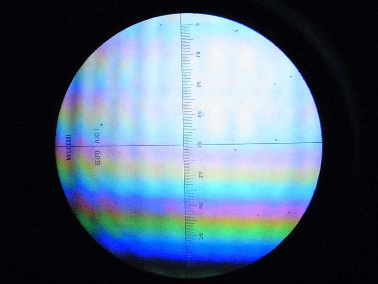 [09/04/2011] ...das verschwindet, wenn man den 3D Modus deaktiviert. Zeitgleich steigt die Bildhelligkeit deutlich an. (Die Pixel erscheinen unscharf, da das Bild auf das Display fokussiert ist, das die Parallax-Barriere erzeugt und sich vor dem bildgebenden Display befindet.)