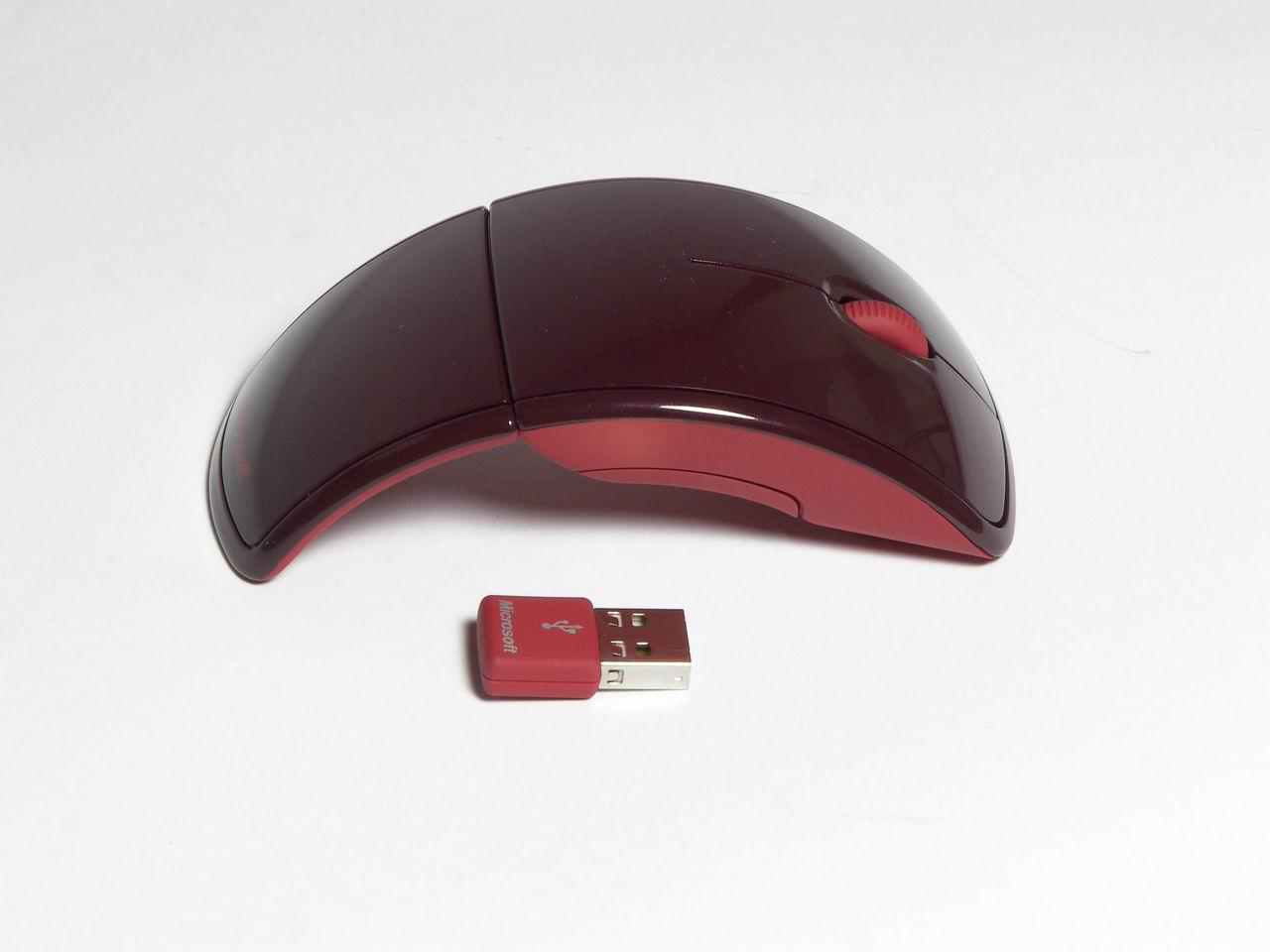 [21/04/2011] Ihre Bogenartigen Form macht die Arc Mouse zum Designerstück und der Hand-Chirurg freut sich schon auf volle Wartezimmer. Dabei legen die Redmonder doch immer Ergonomie-Hinweise in die Packung.