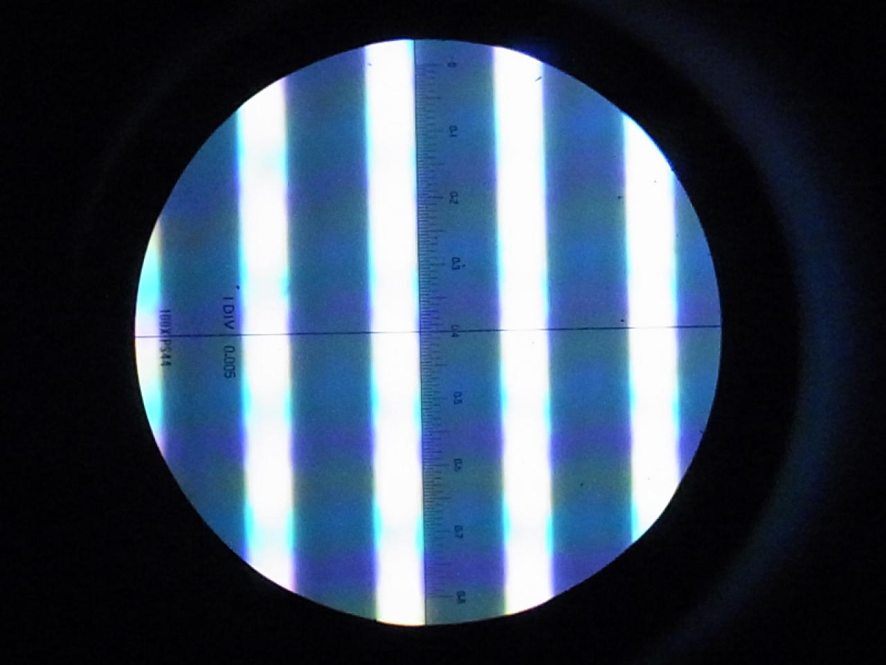[09/04/2011] Vergrößerte Aufnahme des 3DS-Hauptbildschirm mit aktivertem 3D-Modus, deutlich zu sehen ist das Streifenmuster der Parallax-Barriere...