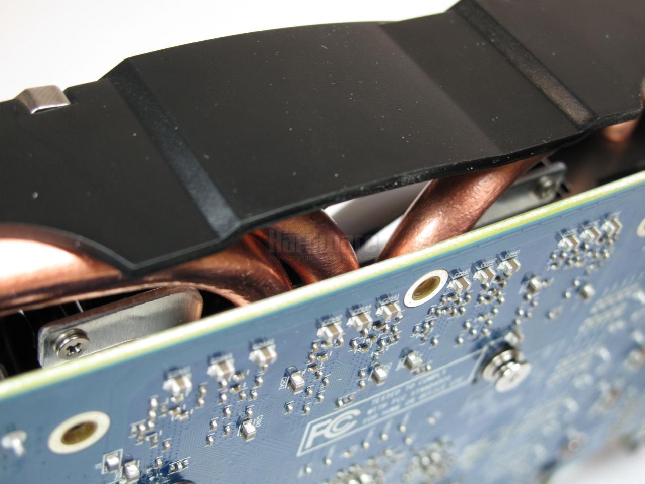 [28/04/2011] Sapphire Radeon HD 5830 Xtreme: Der Kühler verfügt wie bei der HD 6790 aus gleichem Hause über drei Heatpipes mit jeweils 8 Millimetern Durchmesser - die HD 5850 Xtreme muss sich mit zwei Rohren begnügen!