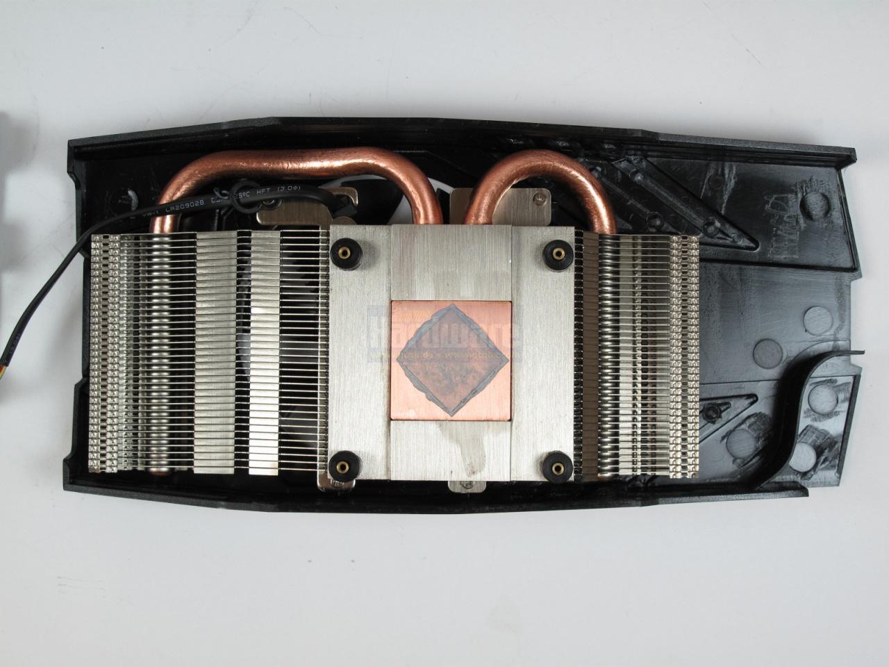 [28/04/2011] Sapphire Radeon HD 5850 Xtreme: Der Kühler verfügt über zwei 8-mm-Heatpipes und einen Kupferkern auf der GPU.