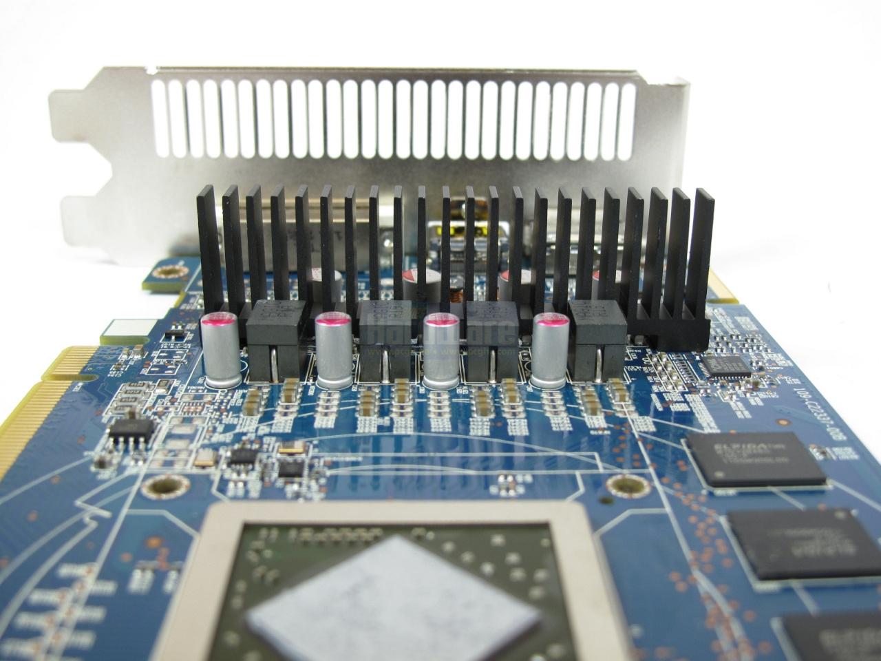 [28/04/2011] Sapphire Radeon HD 5850 Xtreme: Auf den Spannungswandlern für die GPU (4 an der Zahl) sitzt ein verschraubter, relativ hoher Kühler.