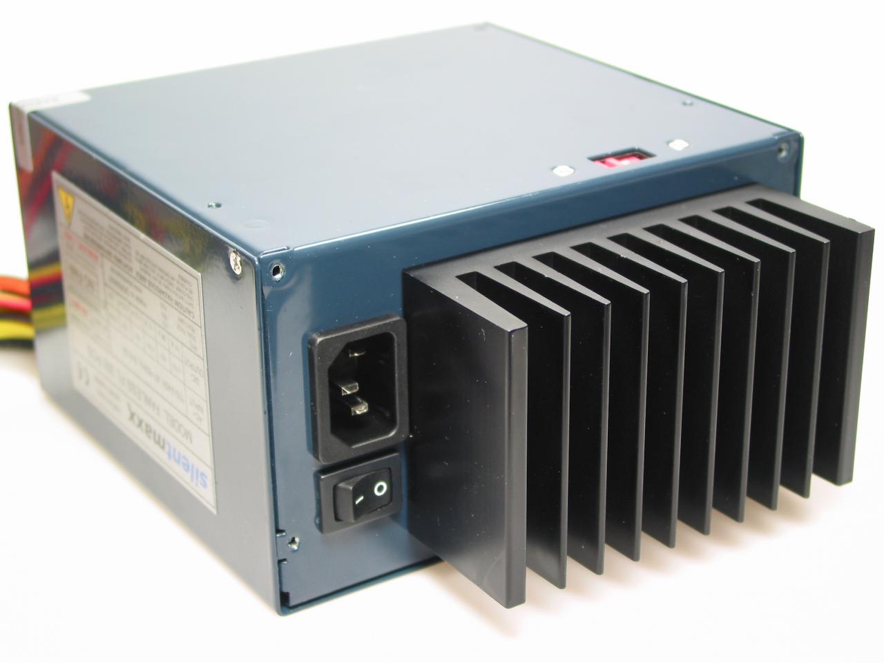 [21/04/2011] Meilensteine: Anfang 2004 konnte Silentmaxx das FL 350 PCS dank einer Effizienz von 79 Prozent passiv kühlen. Die Temperatur im Inneren lag bei 56 Grad Celsius.