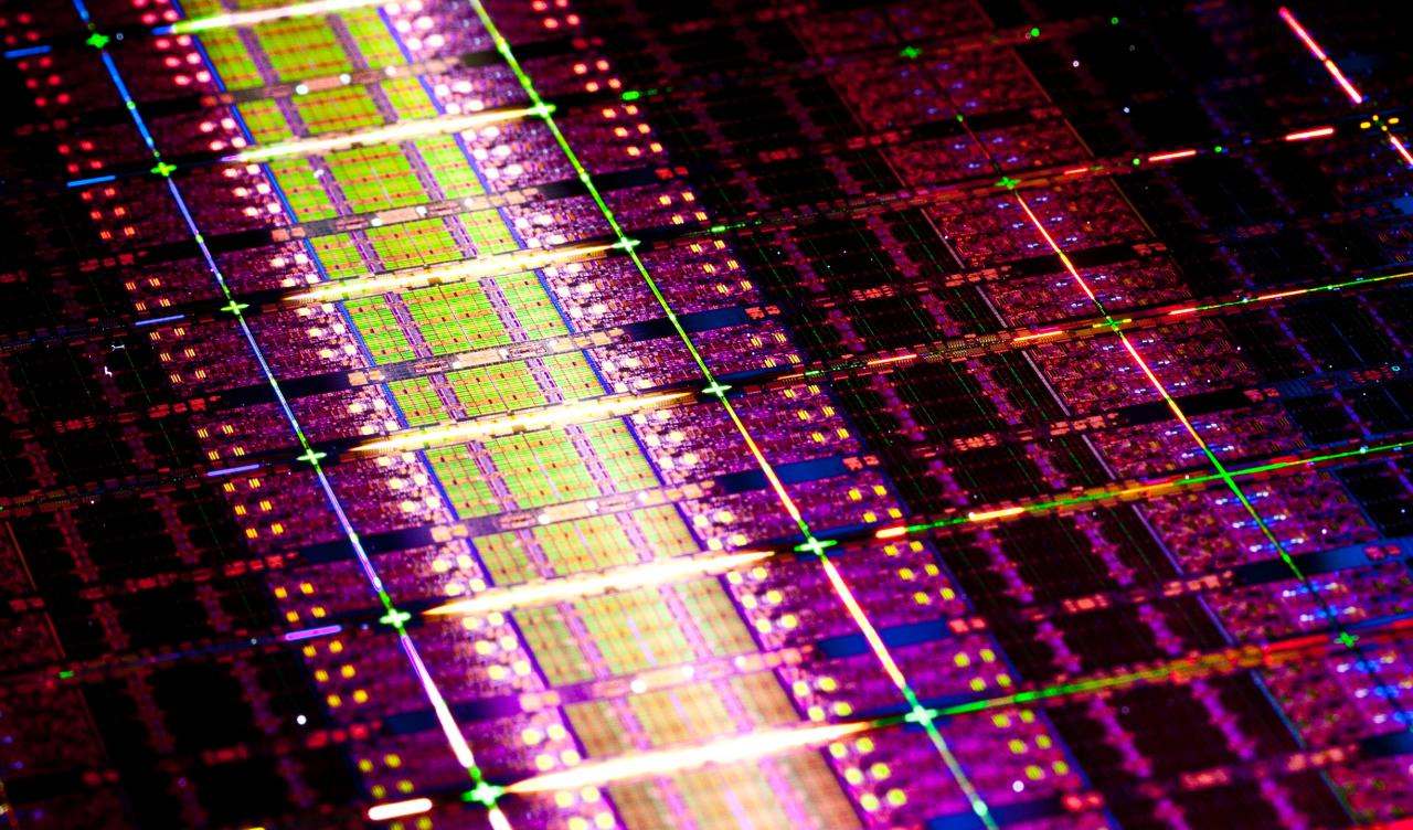 [06/04/2011] Intel: Neue Xeon-Prozessoren mit bis zu 10 Kernen und 30 MiByte L3-Cache (2)