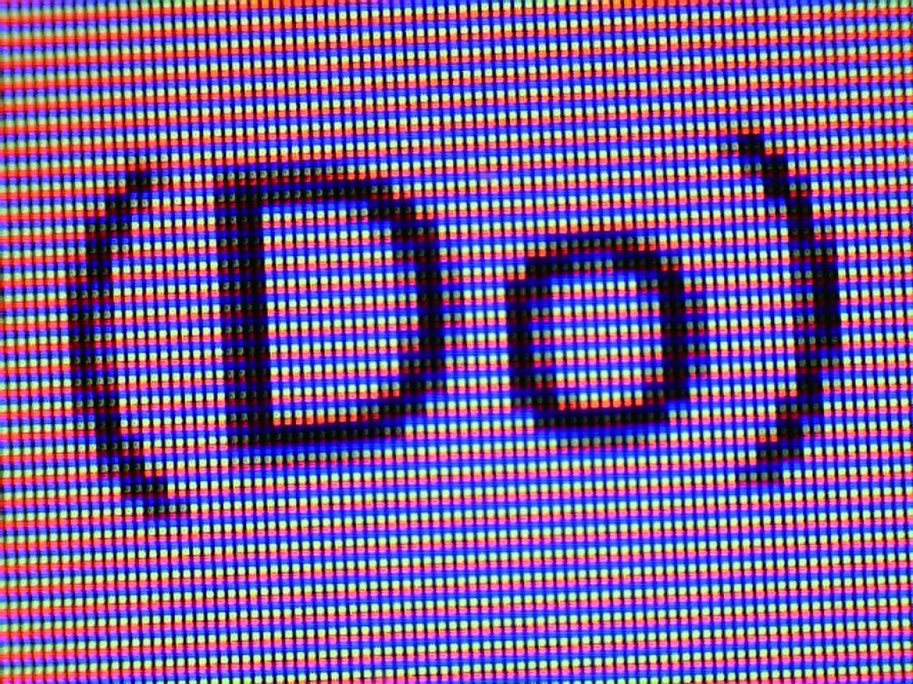 [09/04/2011] Detailaufnahme des Displays im 2D-Modus. Klar zu erkennen: Je zwei Pixelspalten werden gleich angesteuert und so die Form der Schrift verpixelt, obwohl das Display eigentlich die doppelte horizontale Auflösung bietet. Dank für das Bild geht an PCGH-Extreme-Mitglied Vladez.