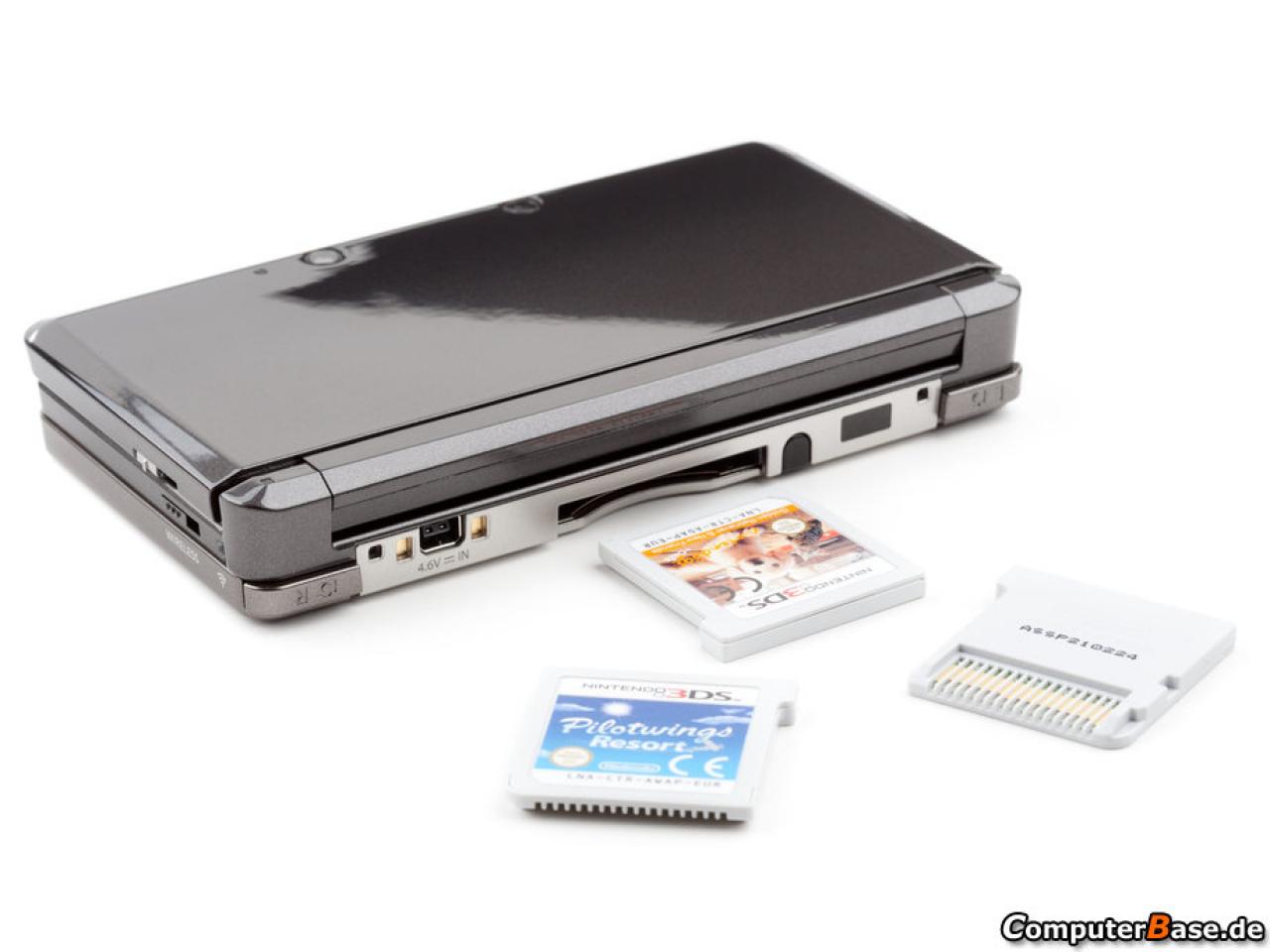 [09/04/2011] Rückseite der Nintendo 3DS. Neben dem Slot für Spielemodule befinden sich links der Anschluss für das Ladegerät und die Kontakte für Ladestation, rechts der Aufbewahrungsort für den Stylus. Ganz außen liegen die Schultertasten.